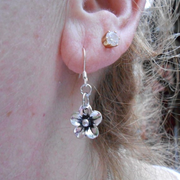 New Flower Earrings Flower Charm Earrings Flower Jewelry Floral Small Earrings - Picture 3 of 3